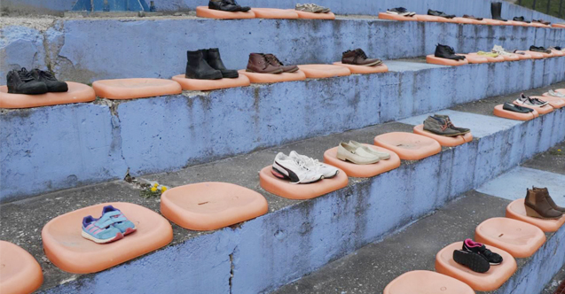 Srebrenitsa’da oyun alanı katliamının yıl dönümü: Katledilen 74 çocuk için 74 çift ayakkabı