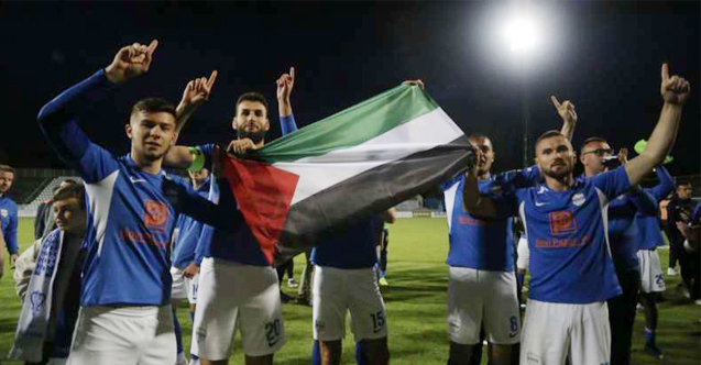 Yeni Pazarlı futbolcular, galibiyeti Filistin bayrağıyla kutladı