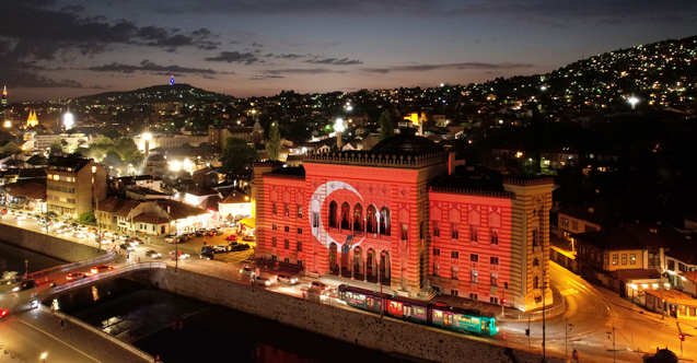 "Saraybosna’nın hafızası" olarak anılan Vijecnica'ya Türk bayrağı yansıtıldı