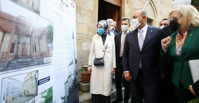 Çavuşoğlu'ndan Bayraklı Camii'ne ziyaret