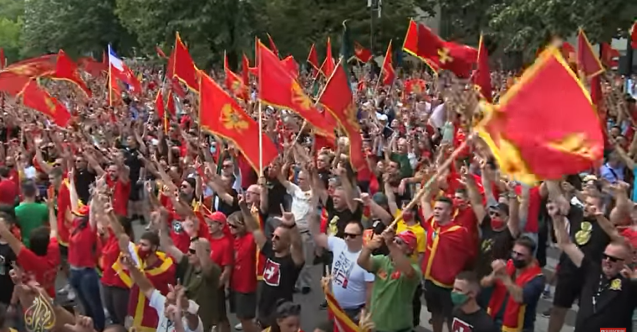 Karadağ'da binlerce gösterici Sırp kilisesini protesto etti