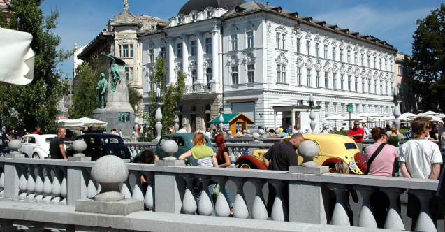 Slovenya'da kamu çalışanlarına aşı olma zorunluluğu getirildi