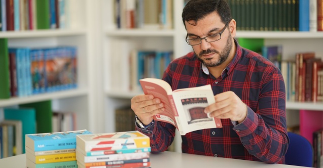 "Balkan Defteri"nin yazarı Ayhan Demir: "Bizi kağıt üzerinde ayrı düşürdüler, yine kağıt üzerinde birleşebiliriz"