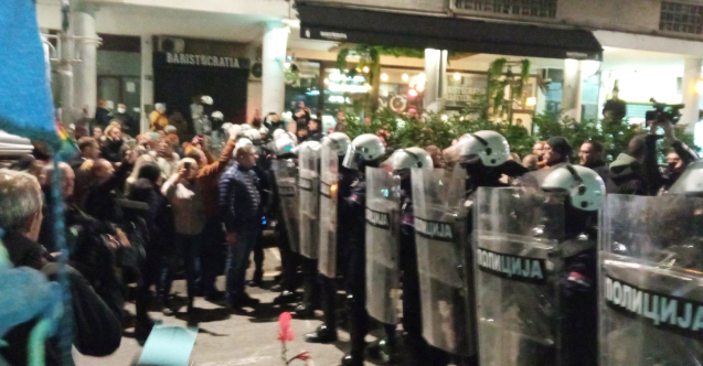 Belgrad'da "Kristal Gece": Polis, soykırım suçlusunun resmini korudu