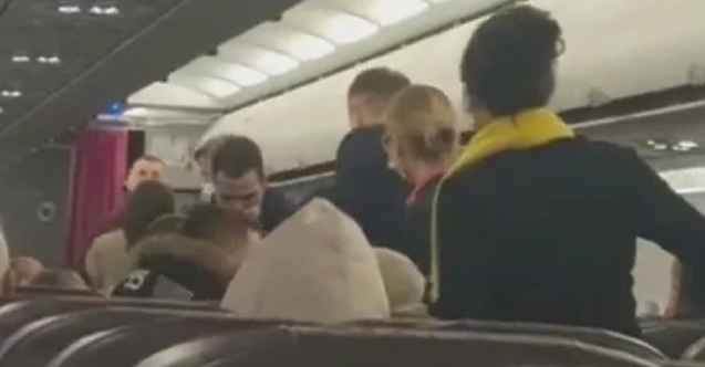 Belgrad’a inmek istemeyen yolcu uçağın kapısını açmaya çalıştı