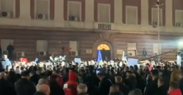 Tiran'da protestocular Sırbistan bayrağı yaktı