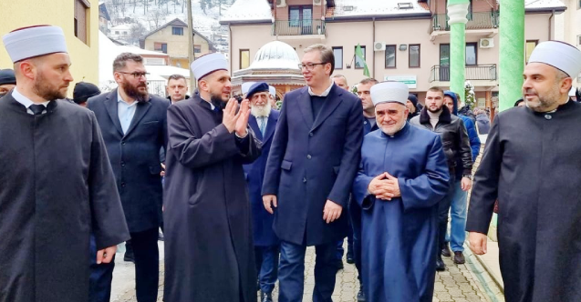 Vucic'ten Boşnakları tehdit eden şarkılar söyleyen polisleri cezalandırma sözü