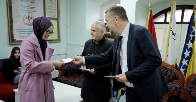 TDV ve DİTİB'den Bosnalı öğrencilere bayram harçlığı