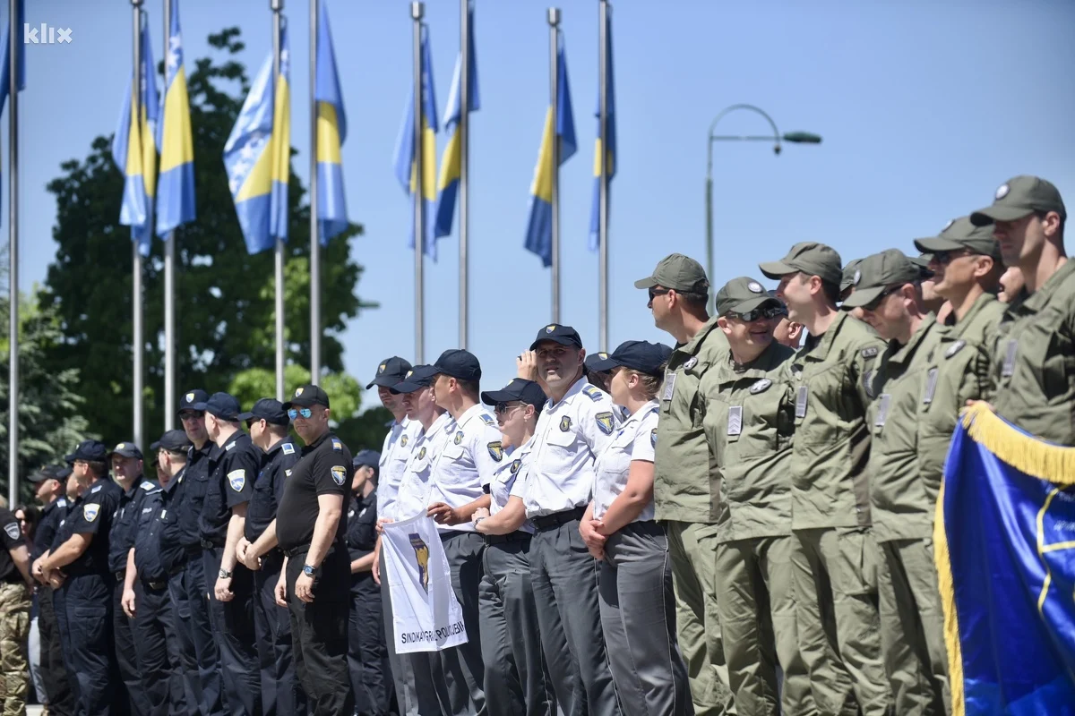 Polisler, korudukları binanın önünde bu kez protesto düzenledi