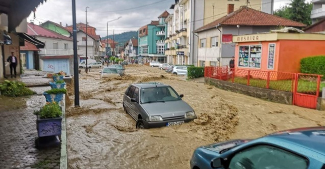 Bosna Hersek’te sel: 100 kadar hane su altında kaldı