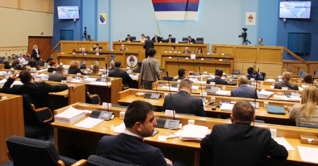 Bosnalı Sırplar, ayrılık planlarını erteleyip EUFOR’a destek kararı aldı