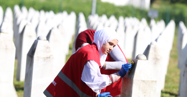 Srebrenitsa'daki Potoçari Anıt Mezarlığı'nda mezar taşları temizlendi
