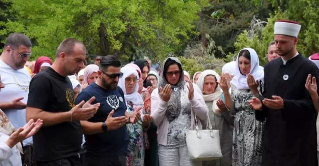 Bosna Hersek'teki savaşta kurşuna dizilen 6 genç dualarla anıldı