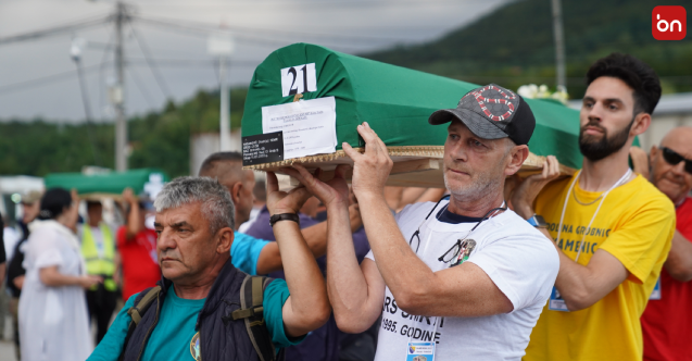 Srebrenitsa kurbanlarının tabutları defnedilecekleri Potoçari Anıt Mezarlığı'na taşındı