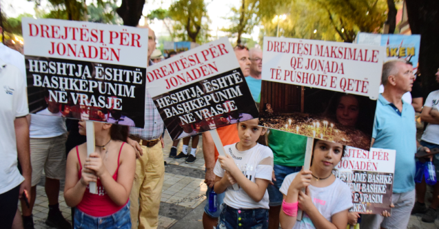 Arnavutluk’ta küçük bir kızın sürat teknesi altında ölmesi protesto edildi