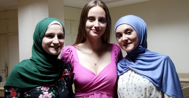 Biri ablasından diğeri dinlediği şarkıdan etkilenen Bosnalı genç kızlar Türkçe öğrendi