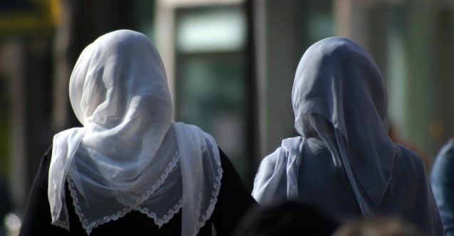 Kosova'da liselerde 'başörtüsü serbestliği' tartışılıyor