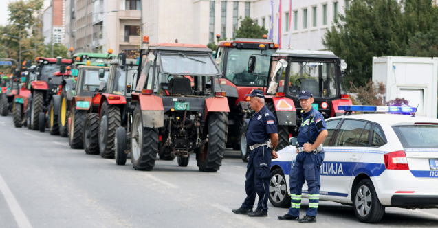 Sırbistan’daki çiftçiler, traktörlerle kentteki iki kavşağı trafiğe kapattı