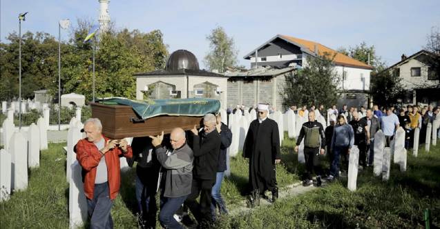 Bosna Hersek’te 22 kurbana ait kemik kalıntıları tek tabutta defnedildi