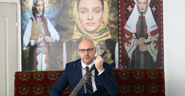 Sırbistan'da yaşayan fotoğrafçı Surovi geleneksel kıyafetleri modern zamanla harmanlıyor