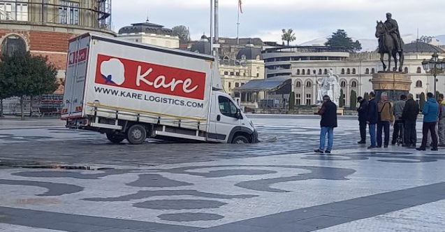 Üsküp Meydanı’ndaki fıskiyeye kamyonet düştü