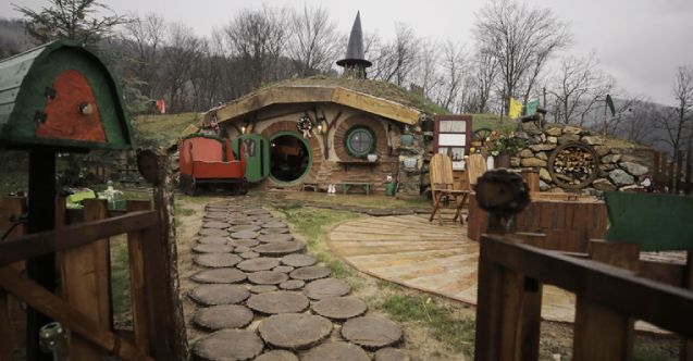 Bosnalı kız kardeşler her biri farklı dekore edilen hobbit evleri inşa ediyor