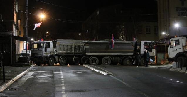 Kosova'nın kuzeyinde kurulan yeni barikatların çevresinde durum sakin