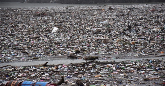 Bosna Hersek'te Drina Nehri'nin yüzeyi çöp ve atıklarla kaplandı