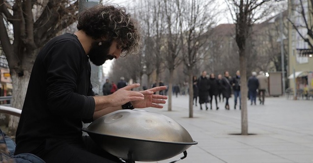 Türk genci, az bilinen enstrümanı handpan ile Kosova’da ilgi görüyor