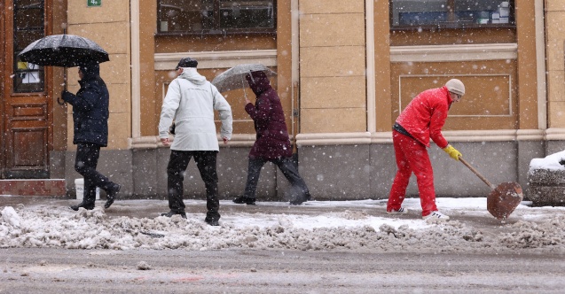 Yoğun kar yağışı Bosna-Hersek’te ulaşımda aksaklıklara neden oldu