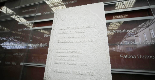 Kuşatma altında tutulan Saraybosna'daki siviller, Markale'deki gibi birçok katliamın hedefi oldu