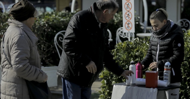 Saraybosnalı 12 yaşındaki Mehanovic, çay satarak depremzedelere yardım topluyor: