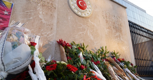 Saraybosnalılar 'asrın felaketi'nde ölenlerin anısına büyükelçiliğin önüne çiçek bıraktı