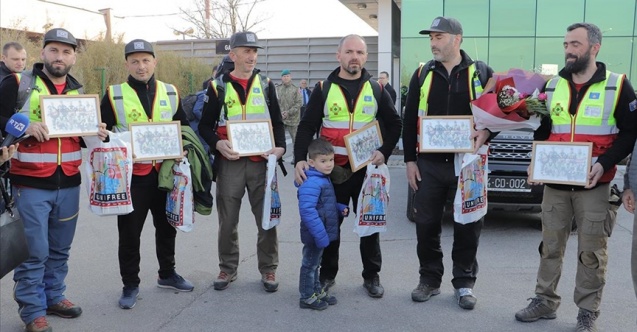 Türkiye'de arama kurtarma çalışmalarına katılan Kosovalı ekip Priştine'ye döndü