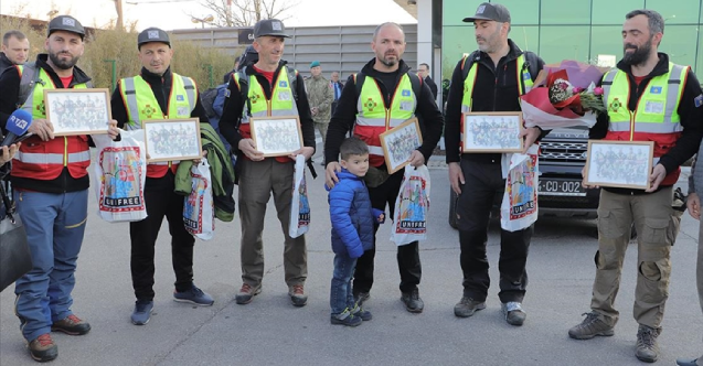 Türkiye'de arama kurtarma çalışmalarına katılan Kosovalı ekip Priştine'ye döndü