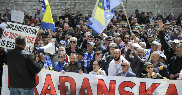 Bosna Hersek'te Yüksek Temsilci'nin "federasyon hükümeti kurulması" kararı protesto edildi