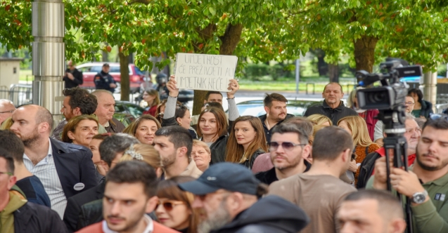 Karadağlı sanatçılar, ücretlerine söz verilen artışın yapılmaması üzerine gösteri düzenledi