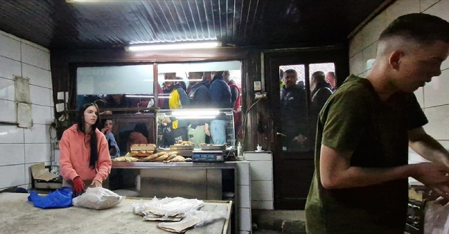 Sırbistanlı Kolasinac, dede yadigari fırınında hazırladığı ramazan pidelerini ücretsiz dağıtıyor