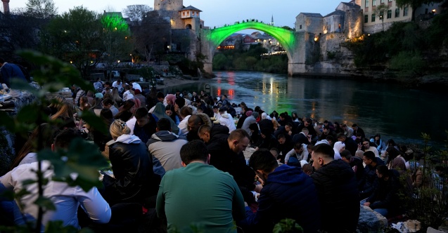 Tarihi Mostar Köprüsü'nün yakınında 1300 kişilik iftar düzenlendi