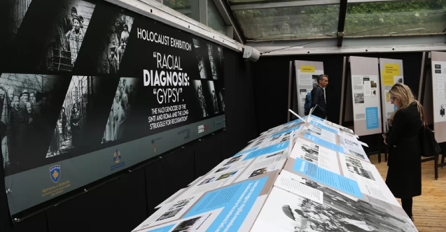 Auschwitz kampında soykırıma uğrayan Romanlara adanan sergi Kosova’da açıldı
