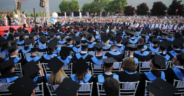 IUS'tan tarihi başarı: 400'e yakın mezun verdi!
