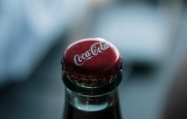 Coca Cola, Hırvatistan’da yaşanan zehirlenme vakaları nedeniyle bazı ürünlerini raftan çekiyor