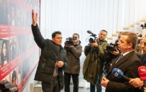 Sırp avukat Stojkovic, Kosova’da Jashari ailesinin şehitliğini ziyaret etti