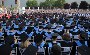 IUS'tan tarihi başarı: 400'e yakın mezun verdi!