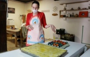 Saraybosna Belediye Başkanı aşevinde baklava yaptı