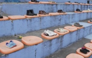 Srebrenitsa’da oyun alanı katliamının yıl dönümü: Katledilen 74 çocuk için 74 çift ayakkabı