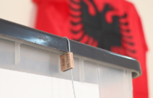 Arnavutluk'ta muhalefet 12 bölgeden 9'unda yeniden seçim istedi