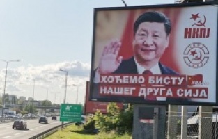 Belgrad’da “Yoldaş Şi” bilbordları