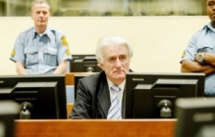 Karaciç, Müslüman mahkumlardan korkuyor