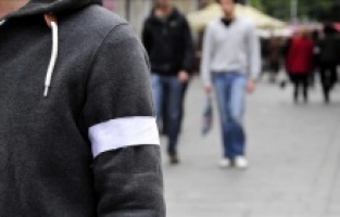 Prijedor'daki soykırım, beyaz kurdelelerle anılıyor